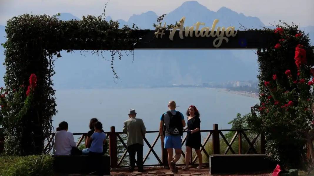 Antalya’da Bahar Havası: Kasım Ayında Denizin Keyfini Çıkardılar 4